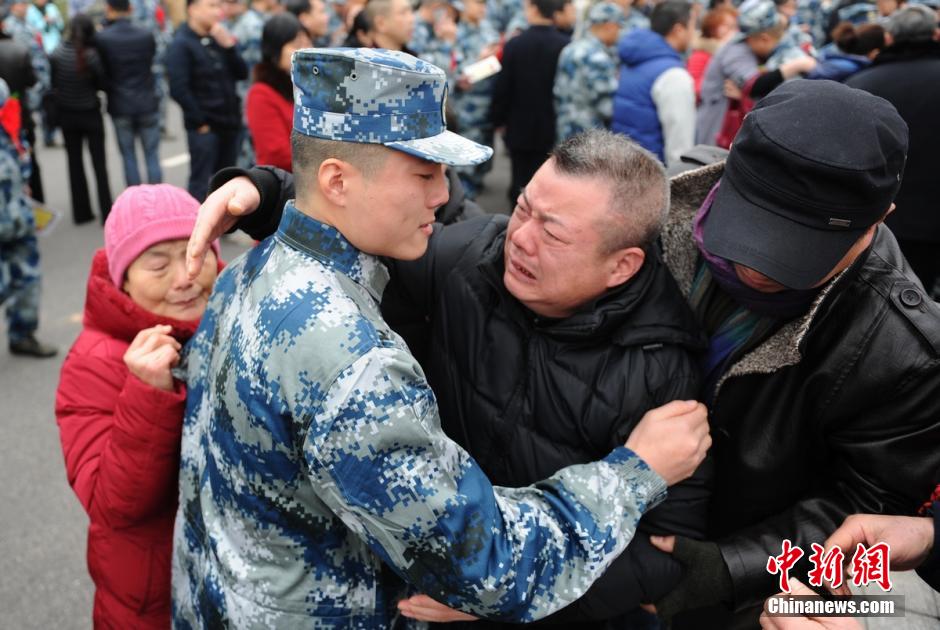 真舍不得：湖南大学生入伍百位家长含泪送别(组图)