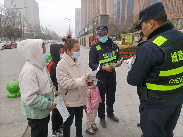 西安国际港务区城管局开展“垃圾分类益处多 环境保护靠你我”宣传活动_fororder_LOCAL202102201036000042155289006