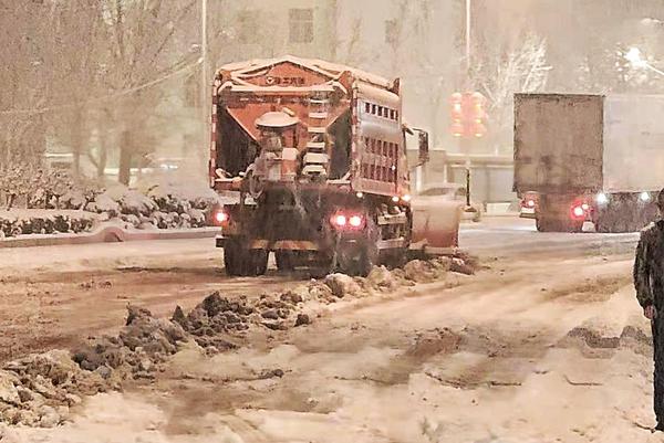 投撒融雪剂 、出动大型除雪车辆！郑州启动一级除雪预案