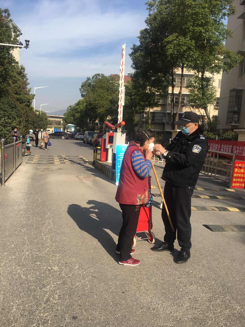 （有修改）（南京市栖霞区马群街道供稿 社会广角列表 三吴大地南京 移动版）【苏力同心战疫情】南京马群街道馨康苑社区：上下同心 诠释责任与担当（列表页标题）马群街道馨康苑社区诠释责任与担当