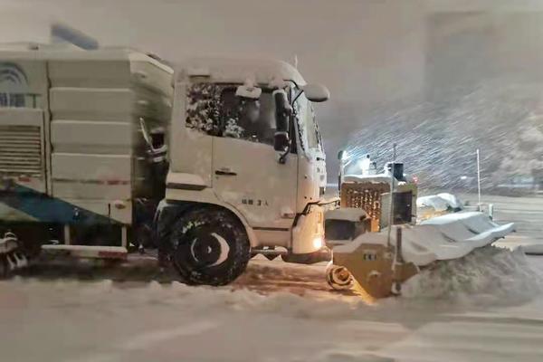 投撒融雪剂 、出动大型除雪车辆！郑州启动一级除雪预案