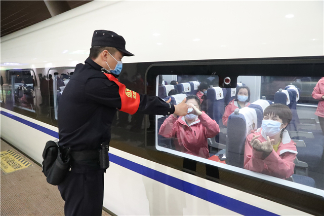 【湖北】【视频单独送审】援鄂“天使”乘高铁凯旋 武汉铁警保驾护航