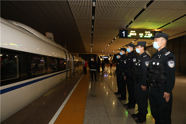 【湖北】【视频单独送审】援鄂“天使”乘高铁凯旋 武汉铁警保驾护航