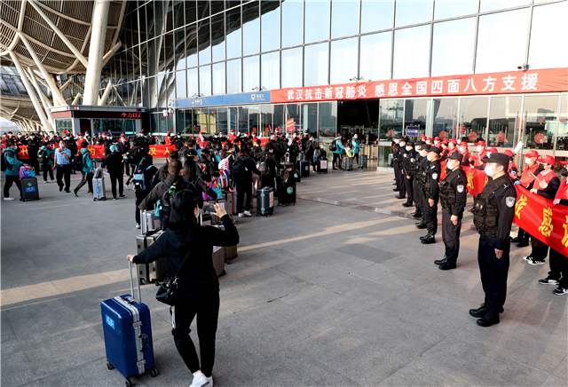 【湖北】【视频单独送审】援鄂“天使”乘高铁凯旋 武汉铁警保驾护航