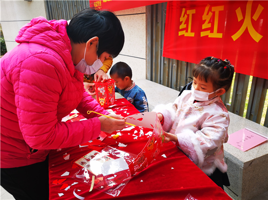 （B 教育 三吴大地南京）南京市下庙社区：红红火火闹元宵 欢欢喜喜猜灯谜