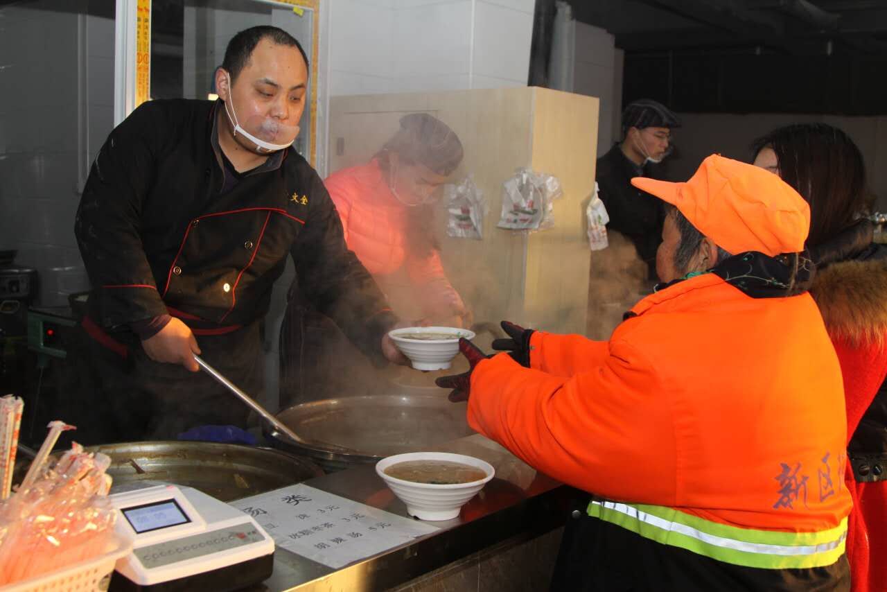 餐馆店主免费请清洁工吃早餐