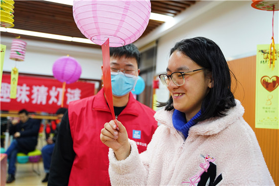 （b 财经列表 三吴大地南京 移动版）迎元宵展央企担当 中建三局项目部陪特需人群过节