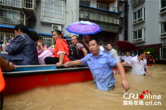 已过审【区县联动】【长寿】长寿深夜突降暴雨 警方紧急救援受灾群众500余人【区县联动列表】长寿深夜降暴雨 警方紧急救援受灾群众