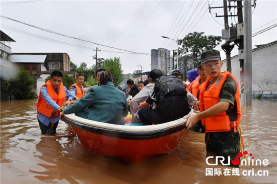 已过审【区县联动】【长寿】长寿深夜突降暴雨 警方紧急救援受灾群众500余人【区县联动列表】长寿深夜降暴雨 警方紧急救援受灾群众