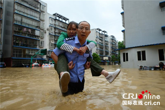 已过审【区县联动】【长寿】长寿深夜突降暴雨 警方紧急救援受灾群众500余人【区县联动列表】长寿深夜降暴雨 警方紧急救援受灾群众