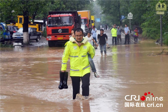 已过审【区县联动】【长寿】长寿深夜突降暴雨 警方紧急救援受灾群众500余人【区县联动列表】长寿深夜降暴雨 警方紧急救援受灾群众