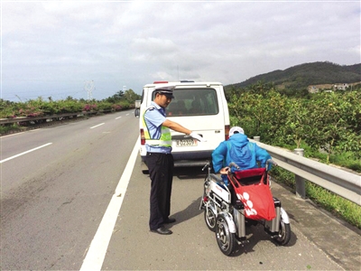 还未审核【交通图文列表】【即时快讯】2游客坐电动轮椅上高速路行驶