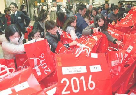 日本百货公司新年开店推福袋 中国游客抢购(图)