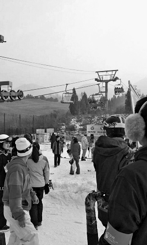 北京渔阳滑雪场缆车突然倒行 乘客自行跳下