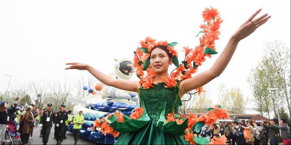 花车巡游精彩纷呈