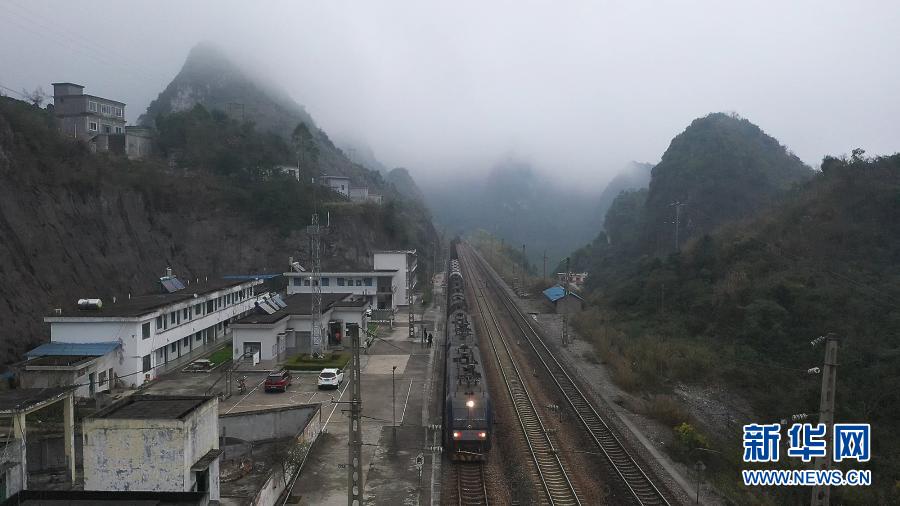 俯瞰南昆线上的风景