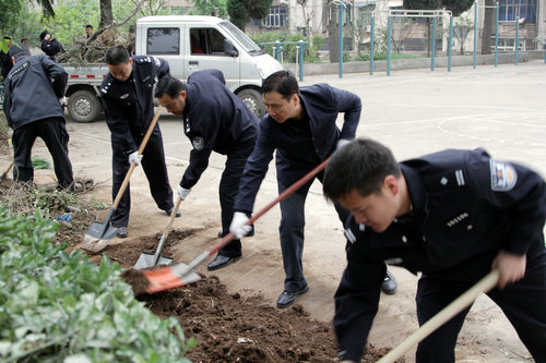 【河南供稿】河南义马市领导现场督导卫生城市创建工作