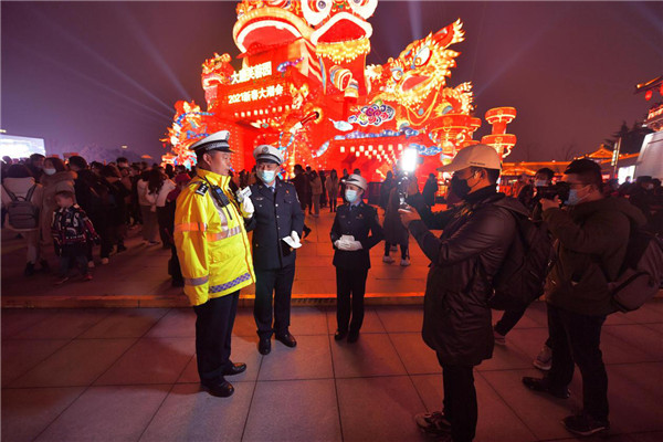 西安交警猜谜语送安全   直播曲江夜景庆佳节