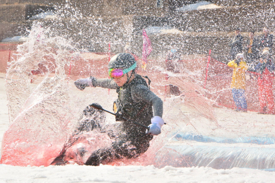 长春庙香山“牛气冲天”雪地光猪狂欢节欢乐上演