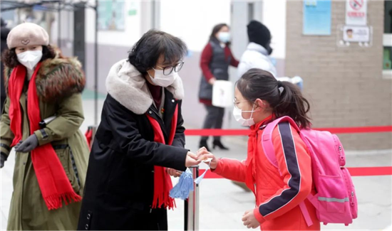 （已修改）（教育专题）【B】沈阳市南京一校：开学首日 学子喜收“礼”签