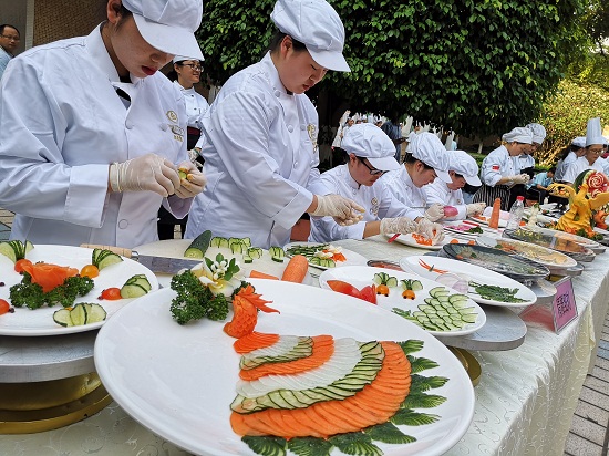 图片默认标题_fororder_来自云南昭通学生在中山市技师学院学习食品雕刻。摄影 朱子荣.JPG