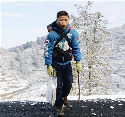 正能量：13岁少年每天背15岁残疾姐姐上学