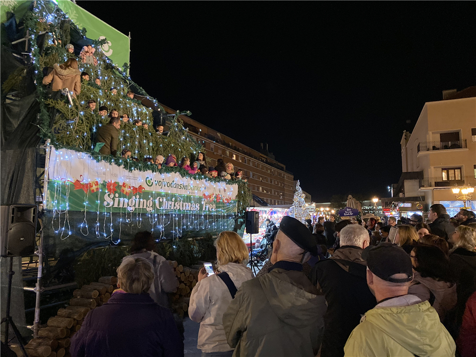 The people celebrating Christmas at Serbia Square_fororder_塞尔维亚广场上期盼圣诞节的小朋友们