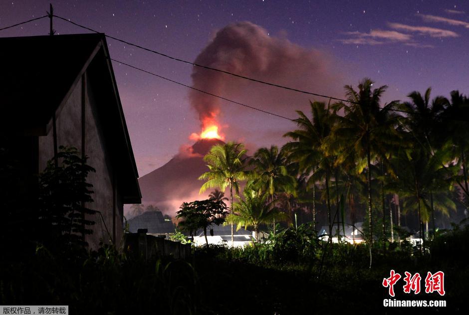 印尼索普坦火山持续喷发(高清组图)