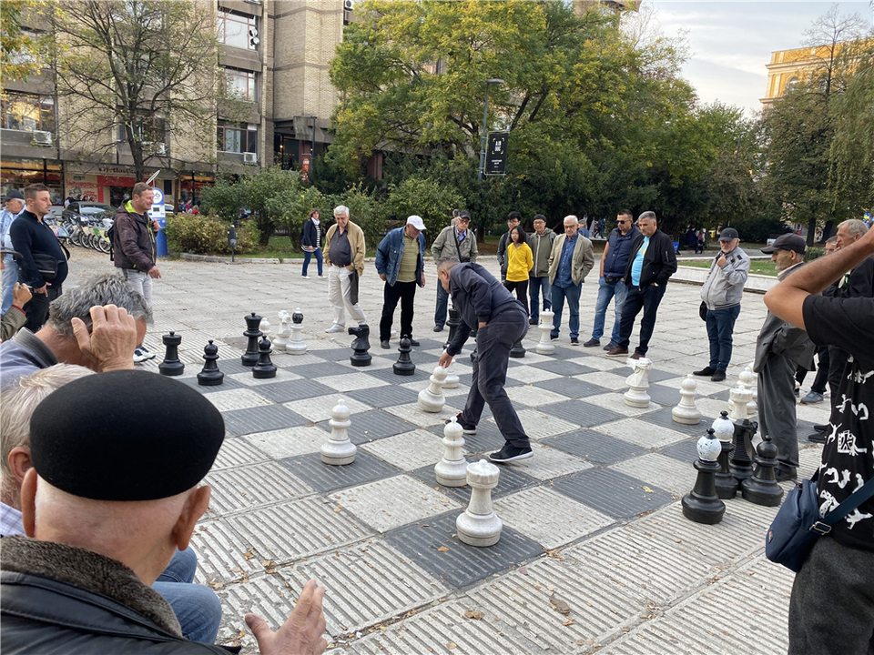 The oldmen playing games on the square of Sarajevo, Bosnia and Herzegovina_fororder_波黑萨拉热窝广场上老人的游戏