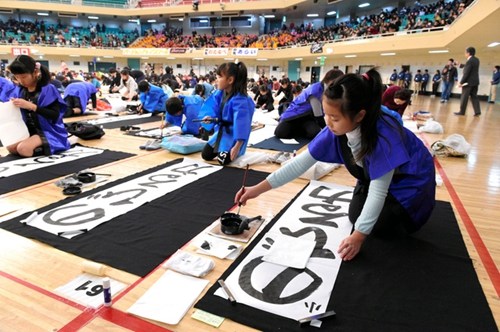 日本数千人同步秀书法 写下新年美好愿景(图)