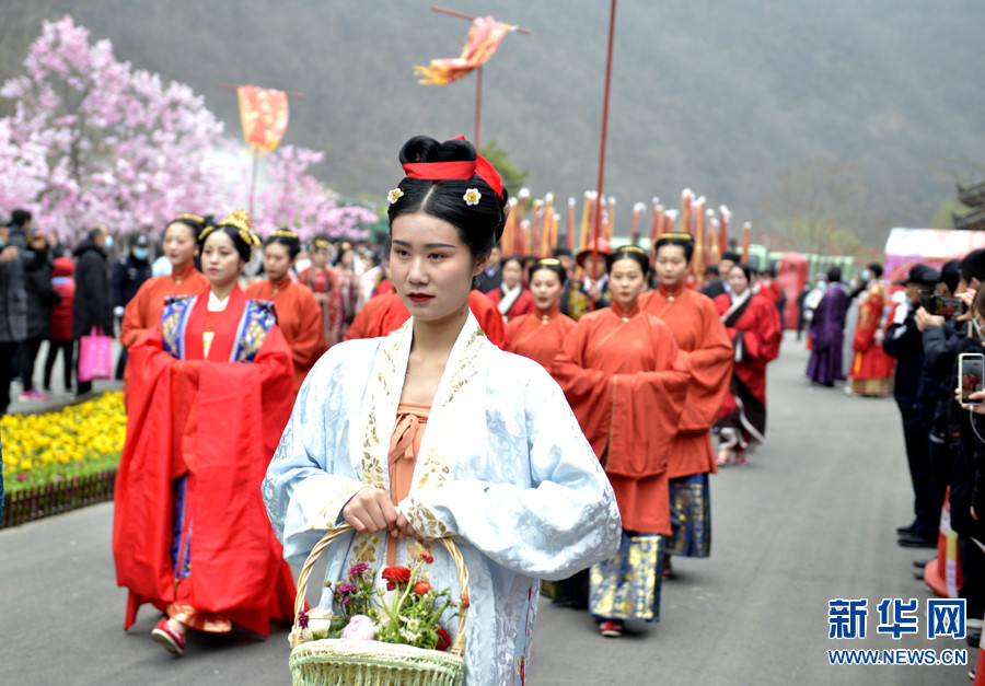 河南焦作：“汉服花朝节”醉游人