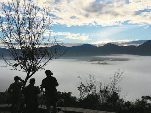 冬雨后云海现 日月潭金龙山美如仙境