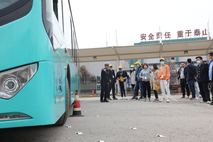 学雷锋 保安全 西安高新区：警企共建文明十四运交通环境