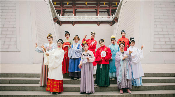 （有修改）别样三八妇女节  建筑工地“女汉子”变身汉服“萌妹子”