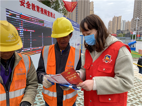 （B 平安江苏）南京市下庙社区：送法进工地 冬训更充实