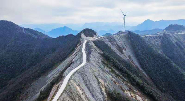 （有修改）【加急】【B】重庆石柱县：七曜山“刀背梁”风景如画