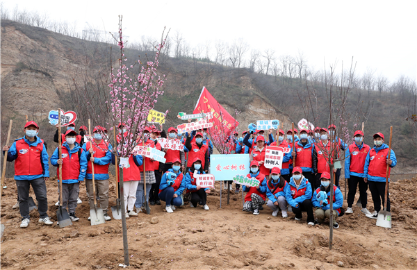 “学雷锋做秦岭卫士 精诚青年在行动”志愿活动在蓝田县董岭村植树点举行