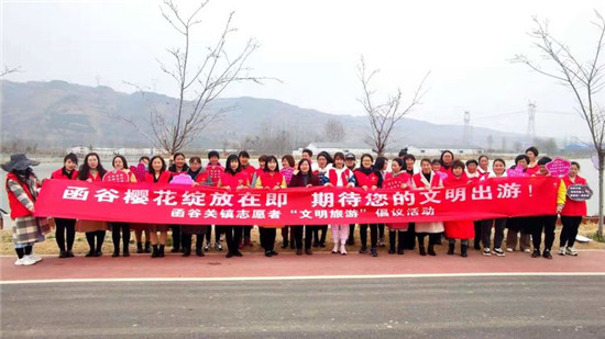 【原创】河南省灵宝市函谷关镇：党建引领全域旅游发展_fororder_党员志愿者在樱花园开展文明出游倡议活动 供图 灵宝市函谷关镇人民政府