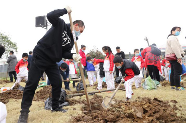 （加急）（图片已修改）西安高新区第三十一小学举行植树节暨未来农场开耕活动