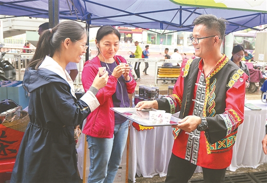 “青春心向党·聚力助脱贫”青年公益农圩在南宁跨境商品直购体验中心开圩