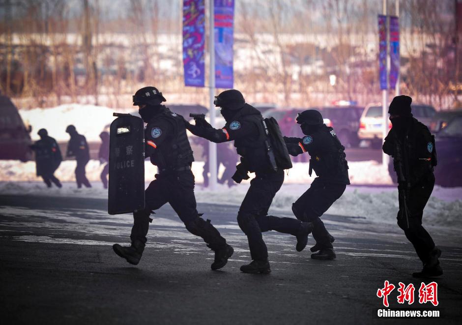 乌鲁木齐特警进行冬运会安保处突演练