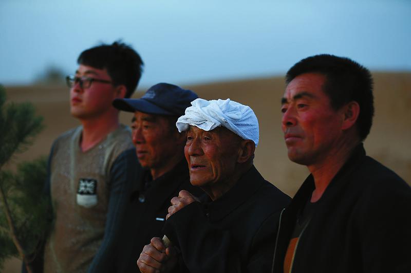 行走在毛乌素治沙路上