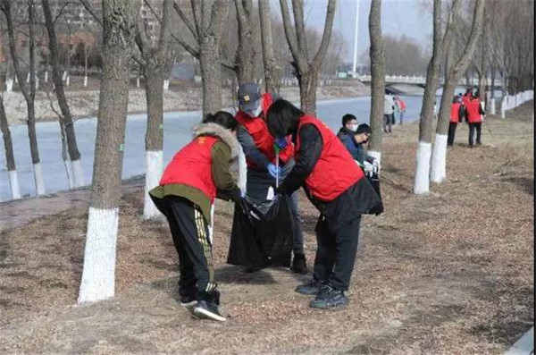 长春市直机关党员干部积极参加净月高新区 “环境清洁周”系列活动