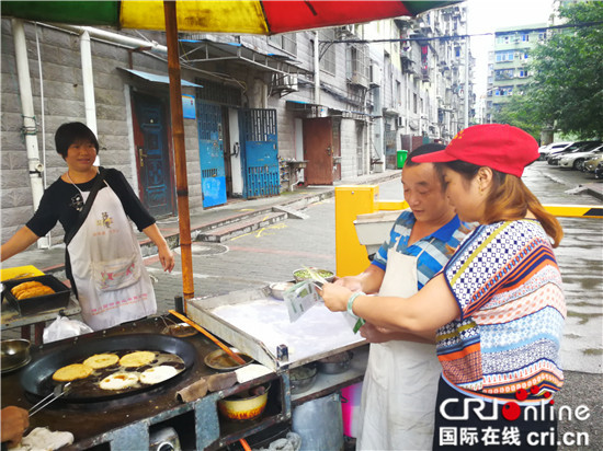 已过审【区县】万盛万东镇红枫社区开展食品安全宣传活动【区县】万盛万东镇红枫社区进行食品安全宣传