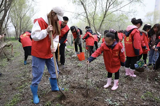 南京市琅琊路小学分校开展江堤生态保护志愿活动