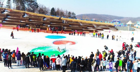 长春庙香山“牛气冲天”雪地光猪狂欢节欢乐上演