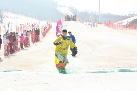 长春庙香山“牛气冲天”雪地光猪狂欢节欢乐上演