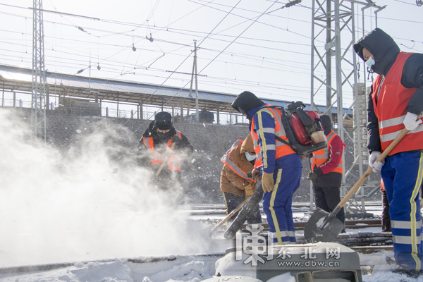 哈铁主动应对“高吹雪”天气确保行车安全