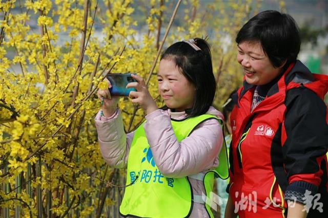 留守儿童走进春天 倾听花开的声音