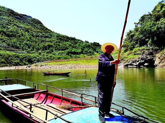 一根竹篙接力大沙河百年义渡